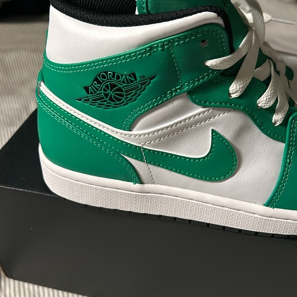 [DQ8426-301] Mens Air Jordan 1 MID 'LUCKY GREEN'
NWOT! - Picture 5 of 8